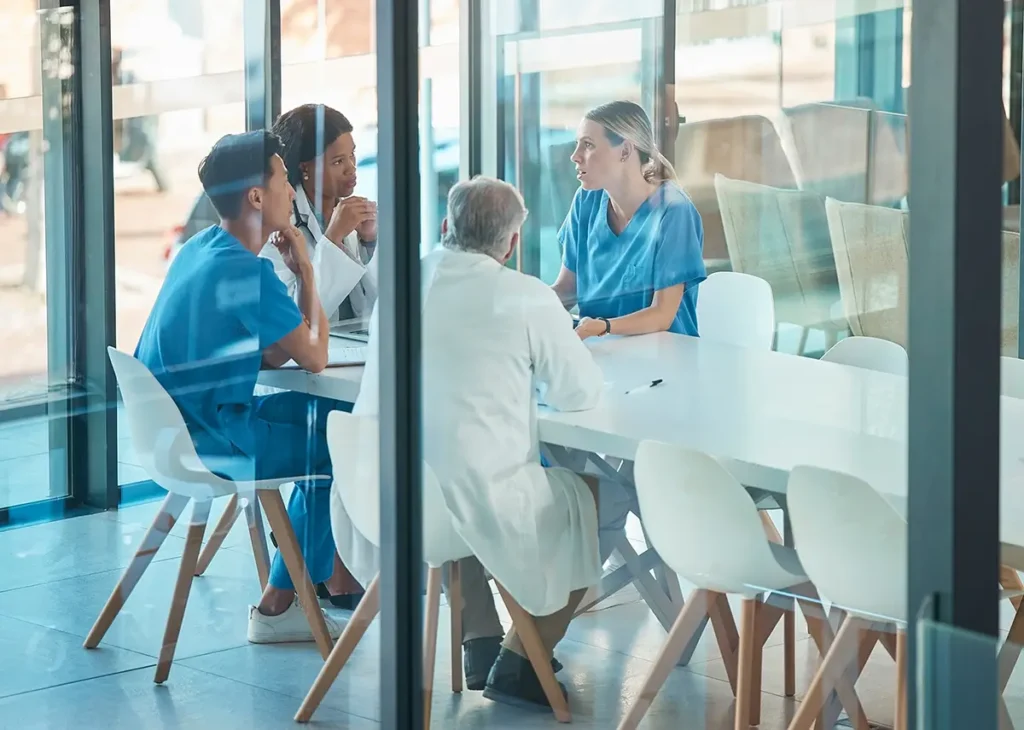 Discussion entre collègues à l'hôpital